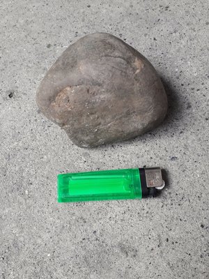 金瓜石 約800公克重，磁鐵可吸附，置於綠箱