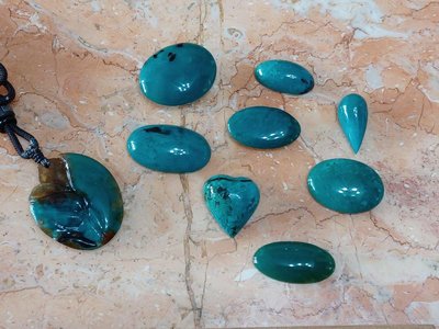 珍貴台灣藍寶Taiwan Sapphire大特價 出自雕刻名家之收藏，各款造型拋光台灣藍寶任君挑選，1克拉350元大優惠。
