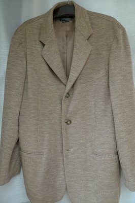 Georgio Armani ，全新，毛料休閒款三釦西裝上衣，素材優雅品味，歐洲碼52號，大折價出讓