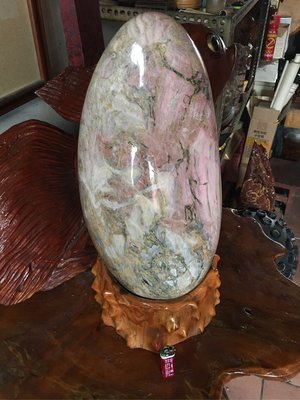 拼人氣，早期收藏.正台灣花蓮特產玫瑰石.珍貴稀少整顆瑪瑙玉石化的玫瑰石，高55公分，寬27公分，重約37公斤