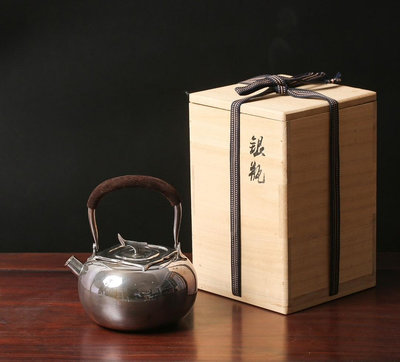 日本頂級百年金工名號  竹影堂榮真造  純銀柿子形炮口提梁壺