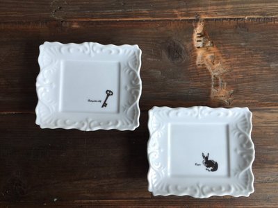 發現花園 日本選物~日本製 Frame 陶瓷 古典飾品盤-兔子/鑰匙