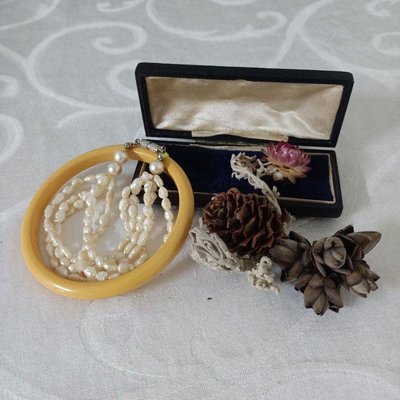 惠惠--早期飾品vintage 珍珠手串+仿象牙色塑料手環（342）