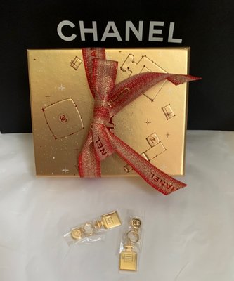 Chanel 2022聖誕節限量飾品組（🙋1組：香水掛飾2個、聖誕節緞帶、金色盒、雙面包裝紙；永不褪流行搭配，必收藏！