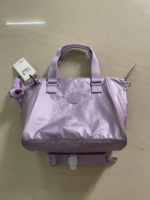 現貨 Kipling 猴子包 k15371 金屬紫 輕量 肩背 手提 斜背包 多用包