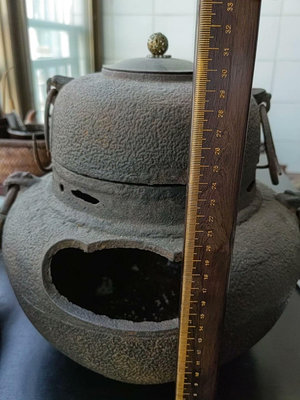 日本回流，老砂鐵鬼面風爐鐵釜，造型古樸，鐵釜銅蓋，蓋摘應該是