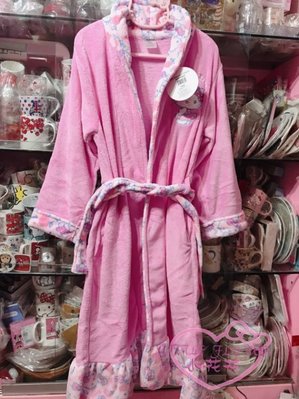 小花凱蒂日本精品♥hello kitty凱蒂貓站姿蝴蝶結滿版粉色浴袍玫瑰版法蘭絨保暖連身浴袍舒適好穿34087909