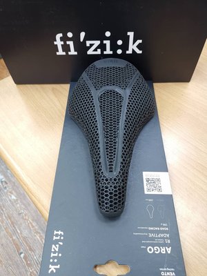小哲居 FIZIK VENTO ARGO R1 ADAPTIVE 短鼻頭3D列印座墊/椅墊/坐墊 碳纖維弓 約190克