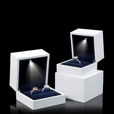 【熱賣精選】首飾盒 求婚戒指盒 高檔鋼琴漆對戒盒 帶LED燈鉆戒盒 手鏈手鐲項鏈禮物盒 珠寶盒 飾品盒