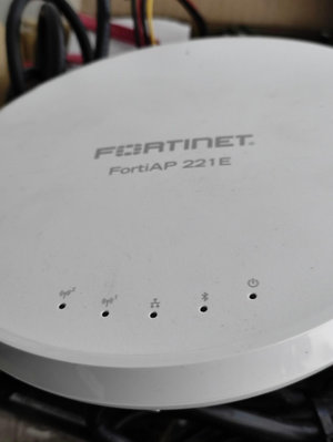 二手Fortinet  FAP-221E-T無線AP 不附變壓器(免運費）需有poe的電源或switch,含壁掛座