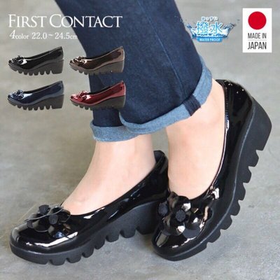 日本製 FIRST CONTACT 花朵黑色厚底亮面波浪  防潑水 6cm 女鞋 #39008（23.5黑有現貨）