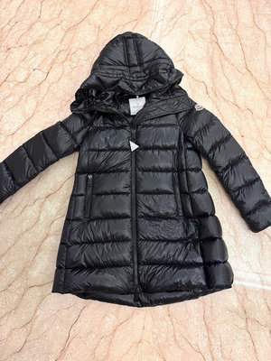全新品 收藏  MONCLER 女款 經典 黑色 羽絨外套 大衣 0號 尺寸  一般M都可以穿，全長約70 cm 非常保暖、寒流來或是出國必備 原價近7萬