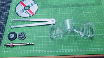 檢驗合格護目鏡+專利S10 (全長約10公分)+包膠法蘭+螺母+可調式扳手+BOSCH 砂輪片讓電鑽轉換成砂輪機