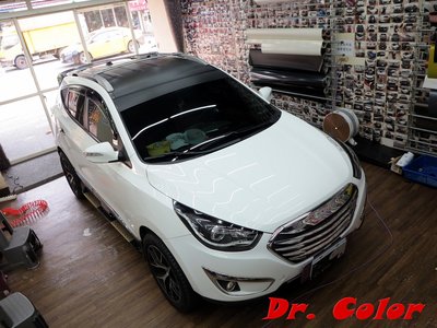 Dr. Color 玩色專業汽車包膜 Hyundai ix35 髮絲黑/黑carbon_車頂/前擋局部/旅行架