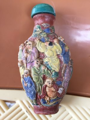 慧助古董藝品店⋯鼻煙壺陶製浮雕刻羅漢…高約8.5公分寬約4.3厚3公分