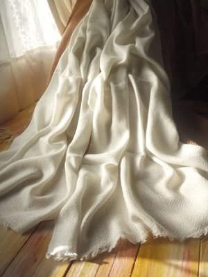【喀什米爾圍巾披肩 設計款】100%Cashmere歐洲設計印度生產 乳白象牙白中厚度 雅致山形織紋