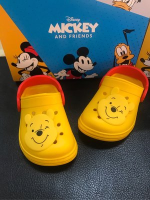 [kiki鞋舖] 新款Disney迪士尼涼鞋 迪士尼布希鞋 超級可愛大臉立體維尼布希鞋 黃色尺寸：13～18 台灣製