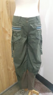 專櫃品牌 軍綠色兩側飾扣帶造型縮口褲