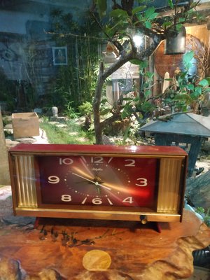 古早懷舊老時鐘(電視機造型)電池式 【侘寂文學館】（手動發條音樂）擺設利器  A01