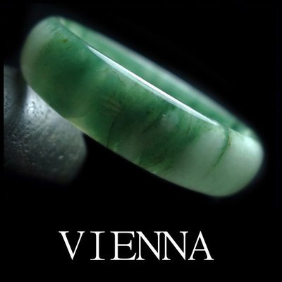 《A貨翡翠》【VIENNA】《手圍16.9/15mm版寬》緬甸玉/冰種粉豆海藻葉綠/玉鐲/R*+039