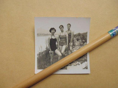 文獻史料館*老照片=早期3位小姐穿泳裝合影老照片(k365-11)