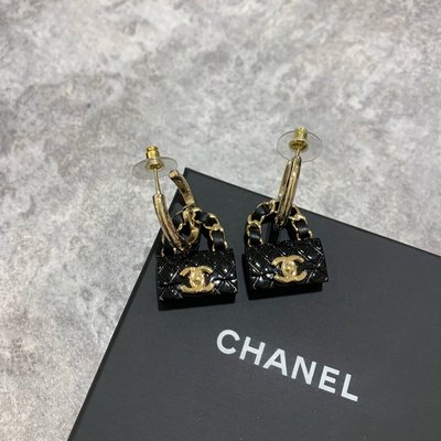 Chanel Logo 包包 圈式耳環《精品女王全新＆二手》