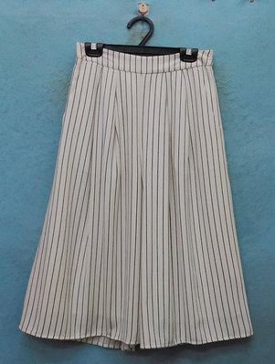 全新日本專櫃品牌 LOWRYS FARM 漂亮白色條紋雪紡褲裙 M號(有整套的上裝)