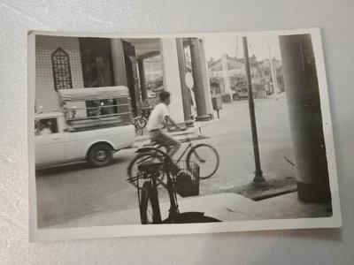 早期街道古董汽車腳踏車老照片