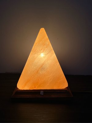 實拍產量非常稀少，能量十分強勁的晶化金字塔鹽燈
