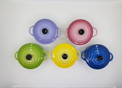 Le Creuset 瓷器迷你圓烤盅 粉彩紫/櫻花粉/棕櫚綠/閃亮黃/馬賽藍 特價690元