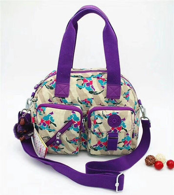 小Z代購#Kipling 猴子包 紫色花園 多夾層拉鍊款輕量手提肩背斜背包  防水