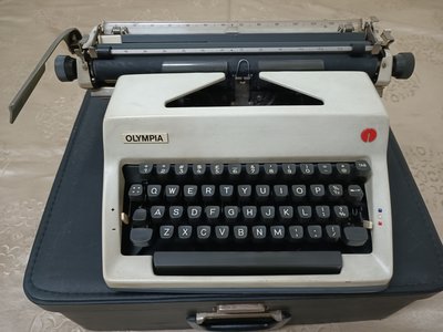 《51黑白印象館》復古懷舊風情 ~ 阿嬤級 ~ 早期辦公事務機具 德國製OLYMPIA英文打字機 低價起標B