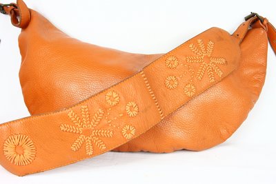 【古物箱~霹靂膠囊】日本品牌 牛皮 手工刺繡 古著風 側背包 (老件 二手 古著)