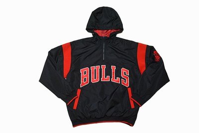 Cover Taiwan 官方直營 NBA 芝加哥 公牛隊 嘻哈 半拉 寬鬆 衝鋒衣 風衣外套 黑色 大尺碼 (預購)