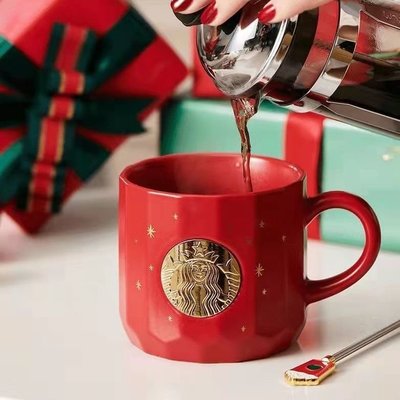 現貨熱銷-星巴克圣誕星空銅牌馬克杯紅色陶瓷水杯咖啡杯帶攪拌辦~特價