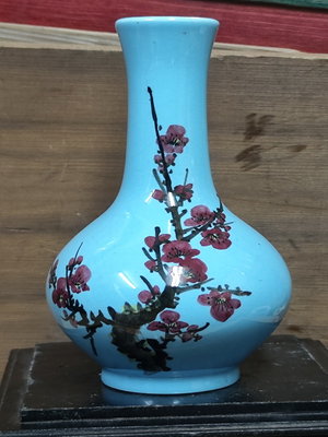 珍藏由"中華陶瓷"廠所生產的一隻藍底紅梅的花瓶, 品相完整精緻!