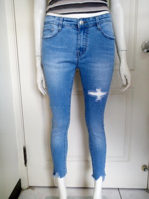 【特價新品】Jeans Le藍色刷色刷破、不規則褲腳抽鬚、彈性9分窄管牛仔褲(女、SIZE:L號)