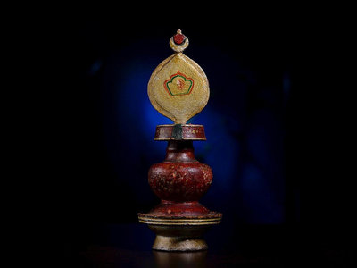（二手）-【西藏17世紀 清代早期原彩木雕立體日月摩尼寶寶瓶】 天珠 瑪瑙 擺件【有緣齋】917