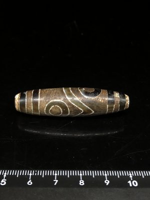西藏早期老礦  老瑪瑙4眼天珠鑲嵌金絲紋 風化。罕見。油潤。細緻。古韻。  55.7x13.5mm L06-1007
