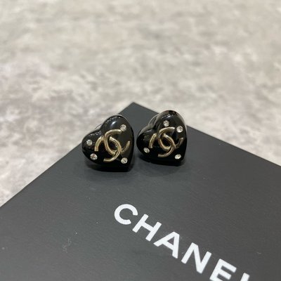 Chanel 耳環 愛心 logo 黑色《精品女王全新&amp;二手》