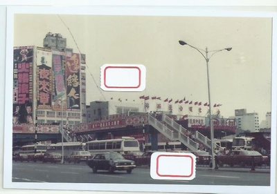 早期台灣汽車客運台北西站廣場,有貫徹三民主義統一中國標語和.大型電影廣告牌1418