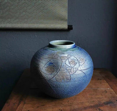 日本回流 信樂燒 三彩作花瓶，手工瓷雕刻撒金畫片，水晶玻璃釉