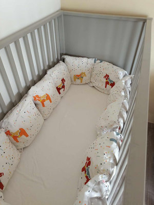 北歐風純棉嬰兒床圍寢具二面皆可用綁帶式可拆洗六件套床包組(灰皇冠+小木馬)