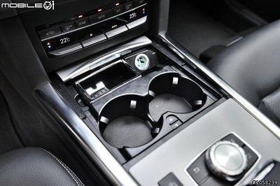 【B&amp;M 原廠精品】Mercedes Benz 德國原廠 置杯架 E CLASS 2014年後小改款 適用 W212  現貨