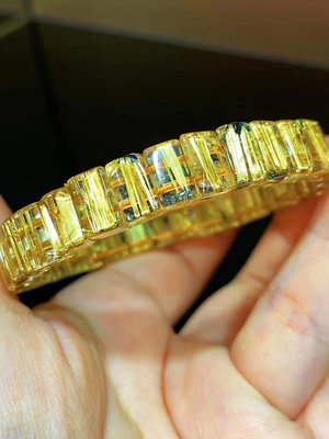 B35462原礦金黃色板狀鈦晶手排（水晶之王）金色光芒的板狀鈦絲和晶瑩透明的晶體，貓眼效應光強烈能量強烈。💎約：9.7x6.7x5mm