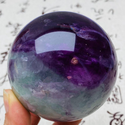 Wt1166天然紫綠螢石水晶球擺件，紫綠色水晶原石打磨屬木客2098 水晶 原石 把件【玲瓏軒】