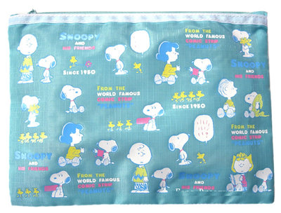 【卡漫迷】 Snoopy 網袋 化妝包 淺藍 ㊣版 日版 拉鍊式 筆袋 萬用包 收納包 透氣 史奴比 史努比