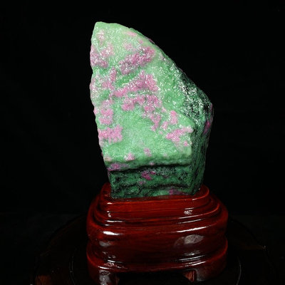 緬甸紅綠寶 天然原礦帶座高17×8×4.5厘米 重1公斤 200300 奇石 擺件【九州拍賣】