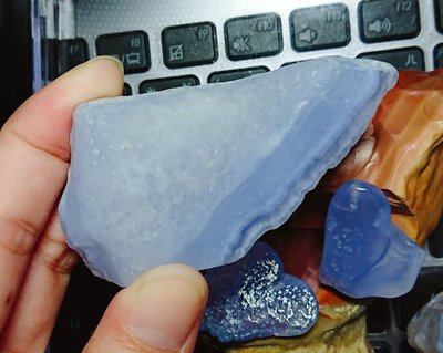 【巽玉閣】內蒙古阿拉善戈壁紫羅藍藍瑪瑙原石明料05-小雕件,小掛件,奇石,藍玉髓,紫羅蘭,酒精藍