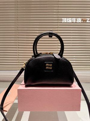 【二手包包】純牛皮 miumiu限定款手提包 簡單又好看 miumiu出勤包不但顏值高，而且超級實用還有資料NO159760